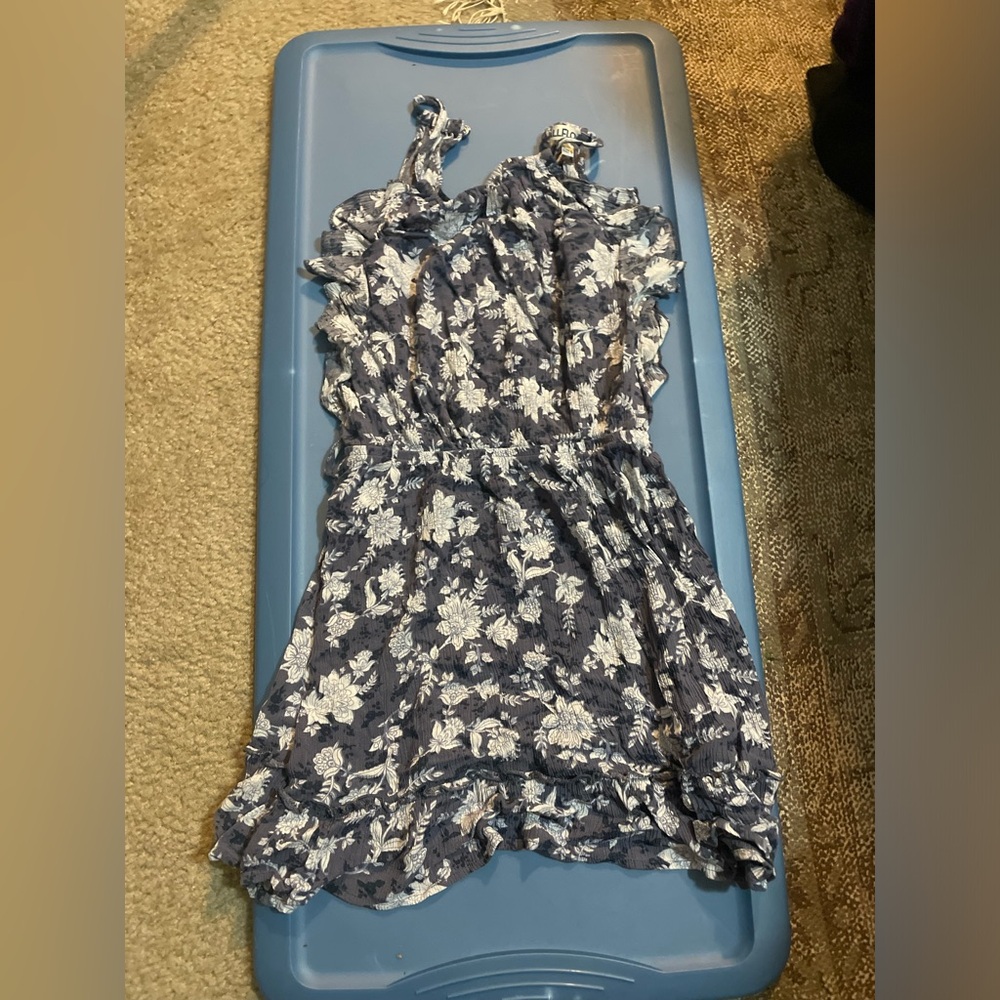 cute mini Floral dress with lace detailing
-size small